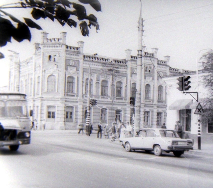 Перекрёсток ул. Советской и переулка Достоевского. Конец 1980-х — начало 1990-х гг.