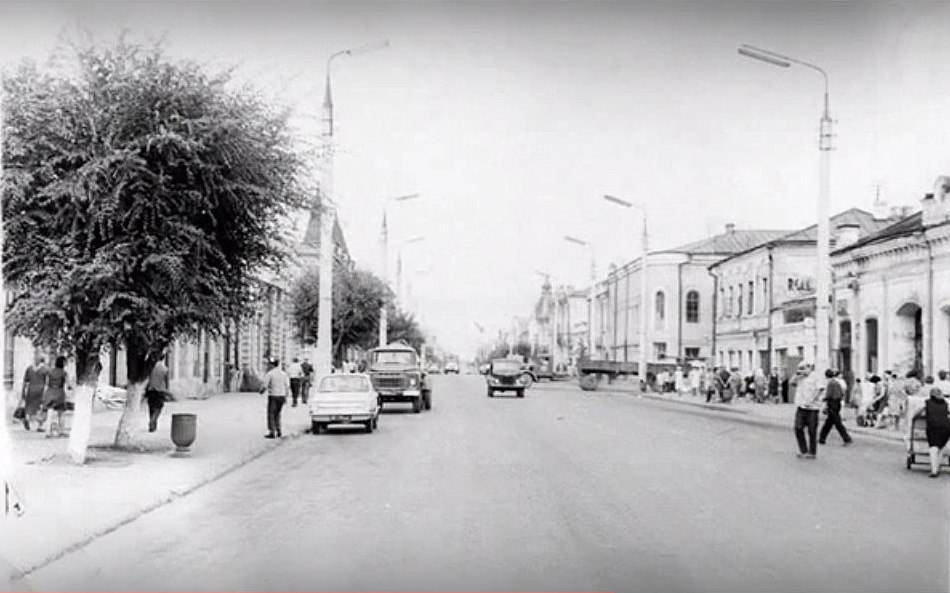 Ул. Советская, квартал от пер. Достоевского до пер. Берлинского, вдали видно здание почты