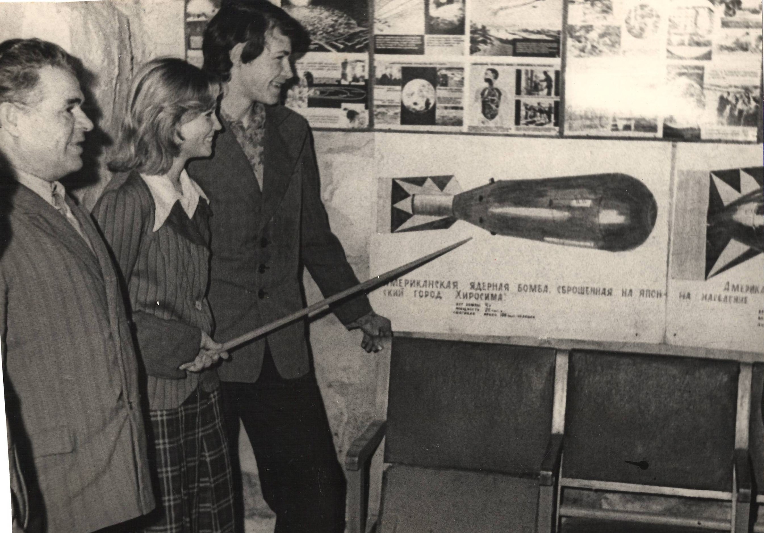 Урок начальной военной подготовки в группе 210 Сызранского медицинского училища. 1978 г. Фото Шпагина.Фотофонд. Д.418.