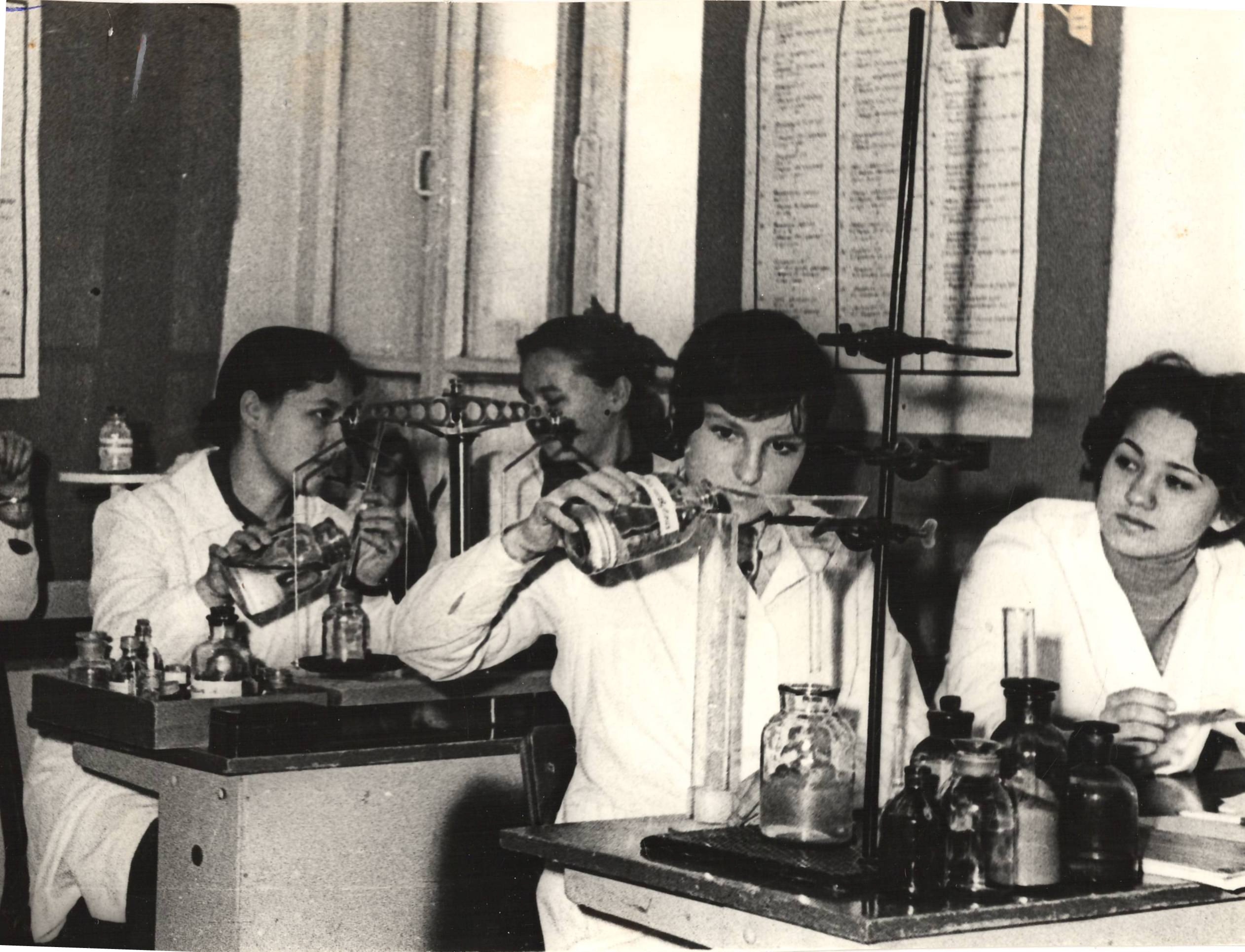 Студенты фельдшерского отделения II курса группы 217 на практике по фармакологии. 1979 г. Фото А. Шпагина.Фотофонд. Д.420.