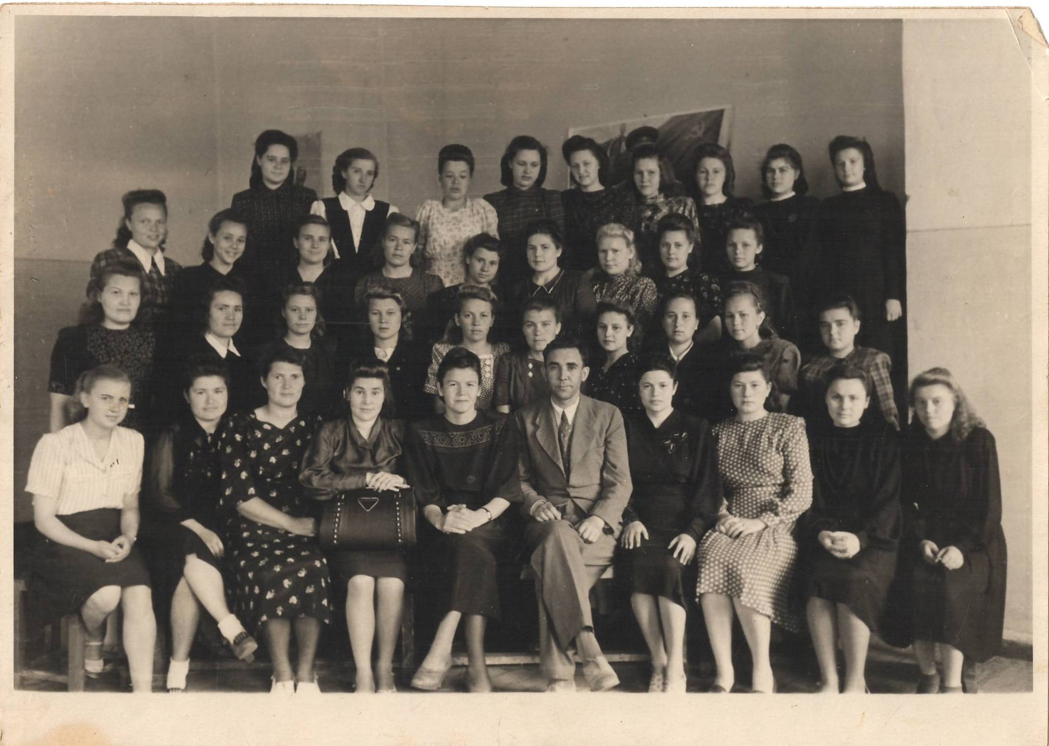 Фотография директора Сызранского медицинского училища Иевлева В.В. с выпускной группой фельдшерского отделения. 28 июня 1950 г.Ф. Р-885. Оп.1. Д.35.