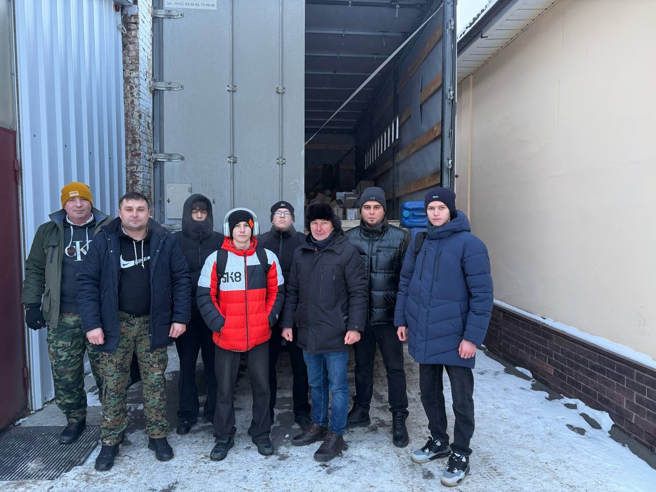 Фото: Студенты колледжа помогали в сортировке и погрузке гуманитарной помощи участникам СВО — 1