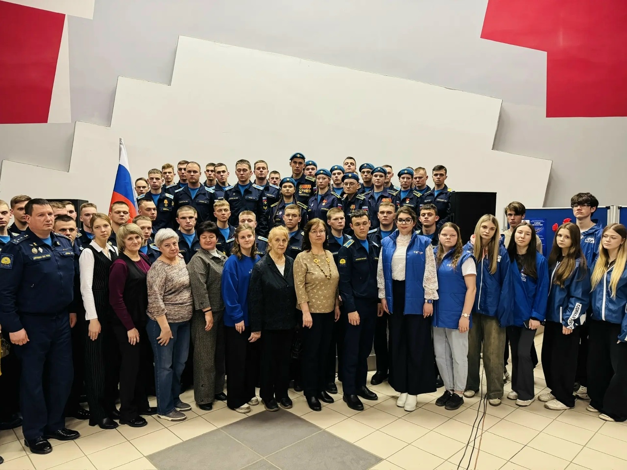 Фото: «Диалог о мужестве»: активисты и Молодогвардейцы колледжа встретились с героями и почтили память земляков — 1