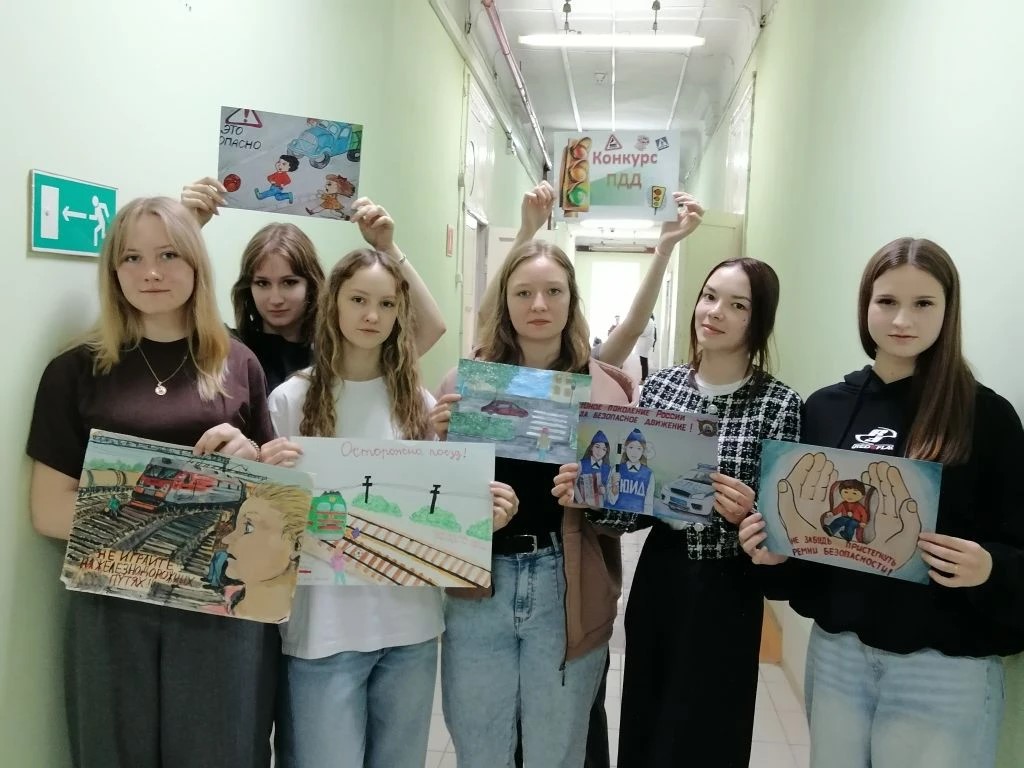 Фото: Выставка рисунков «Летнее движение по дороге без опасности» — 1