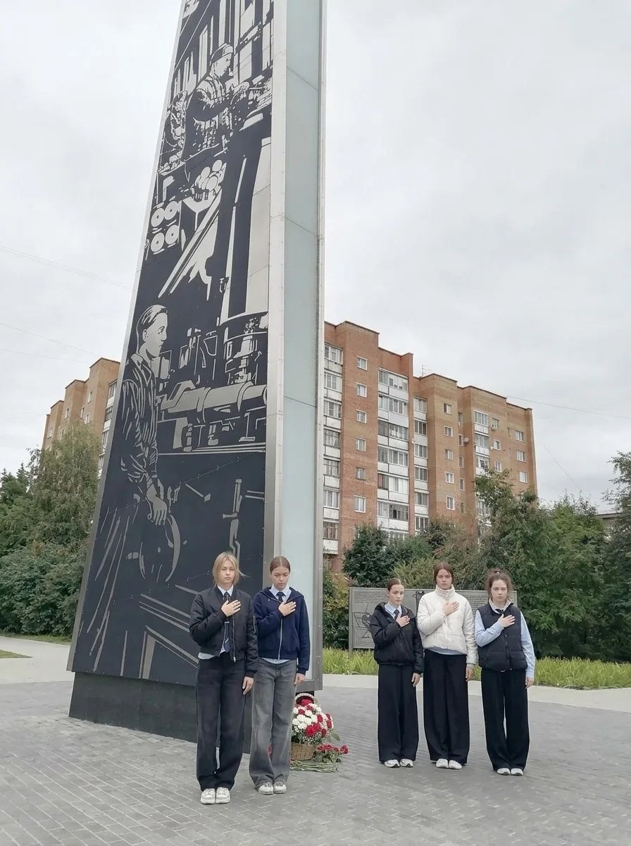 Фото: Международный день памяти жертв фашизма: Акция «Свеча памяти» и возложение цветов к стеле «Город трудовой доблести» — 4