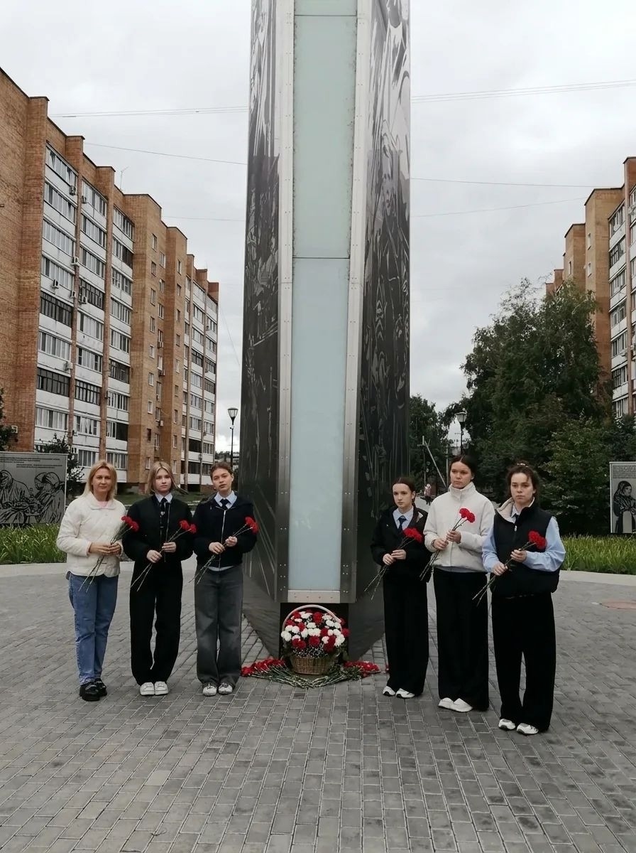 Фото: Международный день памяти жертв фашизма: Акция «Свеча памяти» и возложение цветов к стеле «Город трудовой доблести» — 2