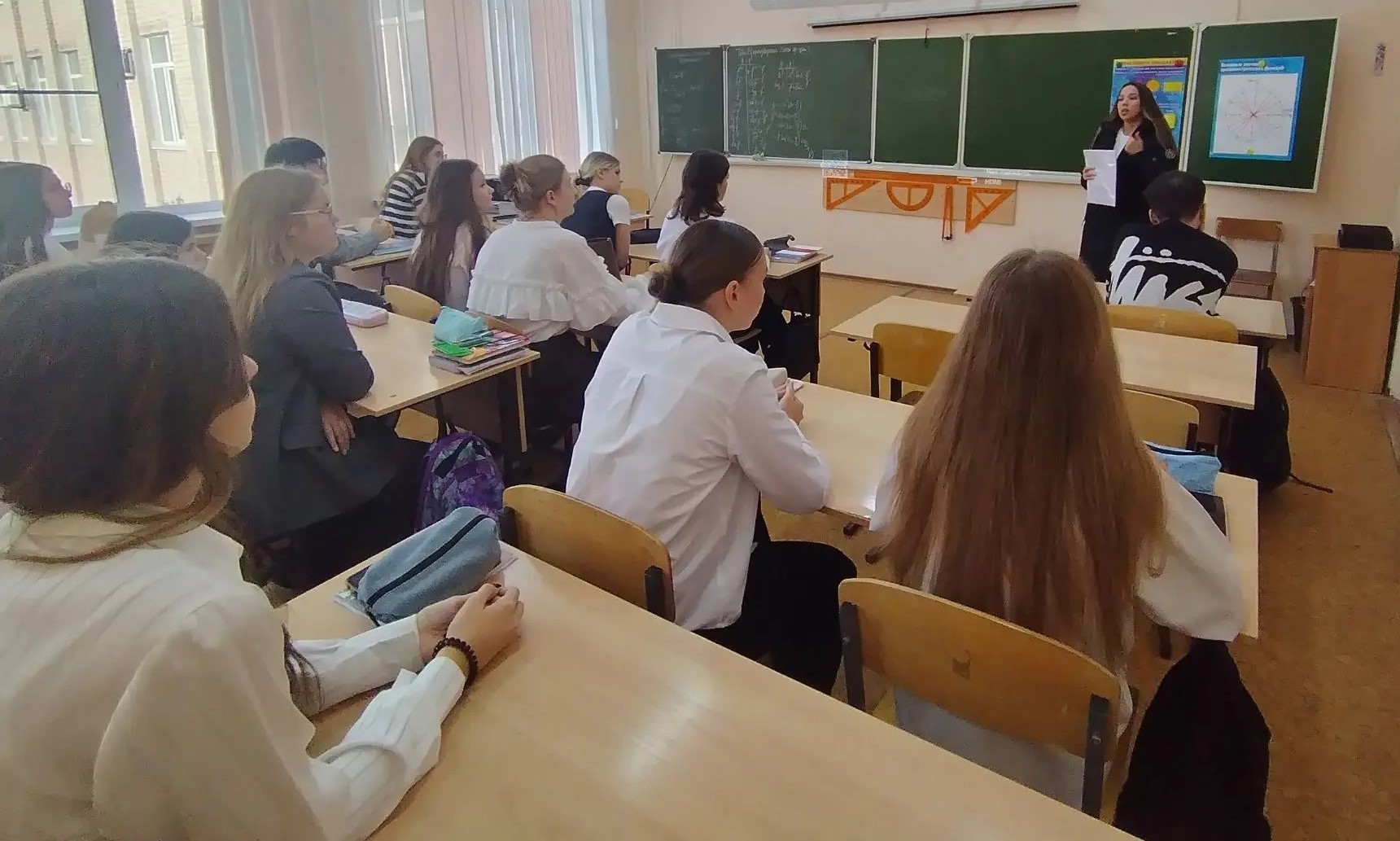 Фото: Всероссийский классный час «Профессионалитет: ты в хорошей компании!»  — 1