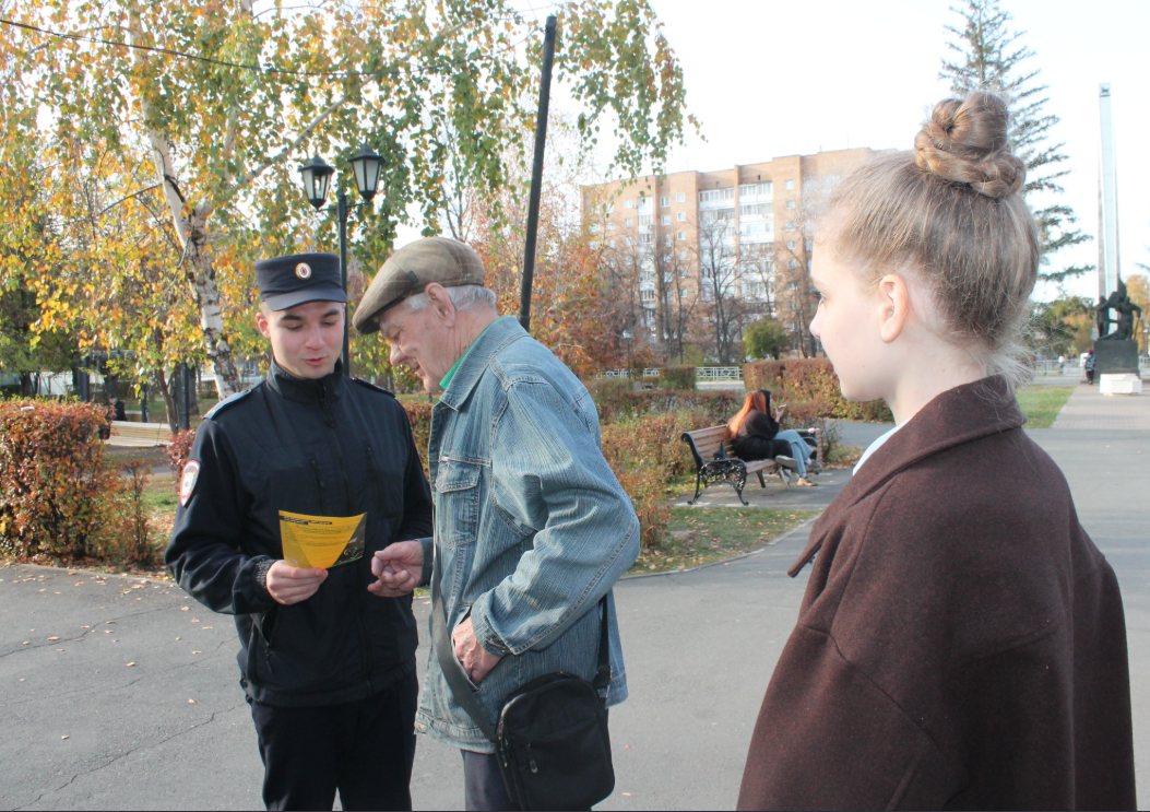 Фото: Сызранские полицейские и студенты-волонтеры вышли на улицы города, что бы поговорить о кибербезопасности — 5