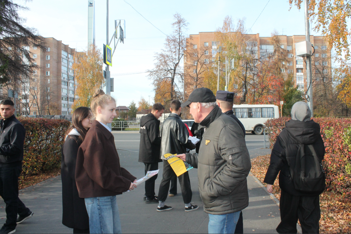 Фото: Сызранские полицейские и студенты-волонтеры вышли на улицы города, что бы поговорить о кибербезопасности — 3